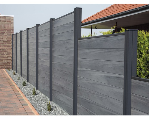 Sivé plastové prvky na ochranu súkromia s kovovými stĺpikmi