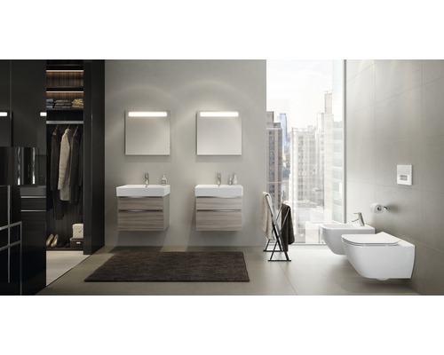 Moderná kúpeľňa s umývadlami, zrkadlami, toaletou a bidetom