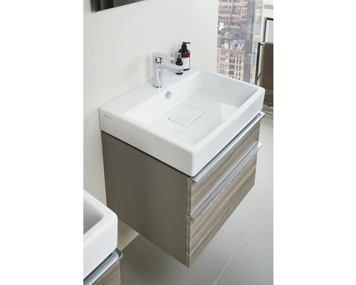 Umývadlo so skrinkou a dvoma zásuvkami v kúpeľni