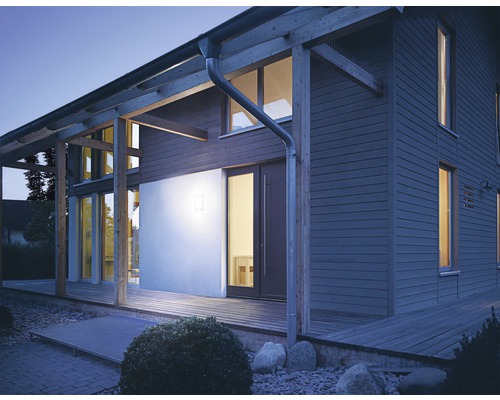 Moderný dom s drevenou fasádou a vonkajším osvetlením