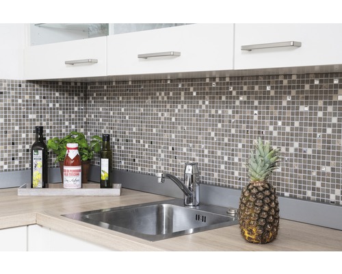 Svetlá kuchyňa s drezom, mozaikovými obkladmi a kuchynskými potrebami