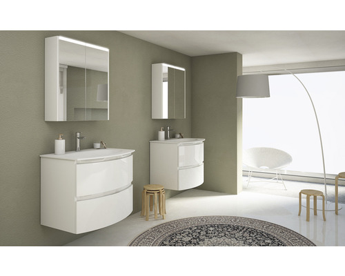 Kúpeľňa s dvoma bielymi umývadlami, zrkadlovými skrinkami a drevenými stoličkami