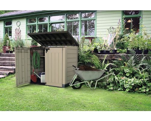 Záhradný box z plastu s otvoreným vekom a záhradným náradím na trávniku