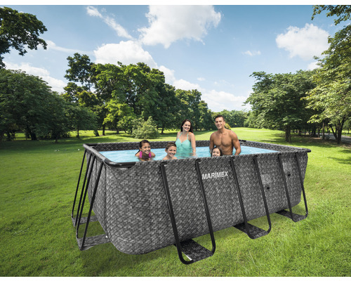 Obdĺžnikový bazén Marimex Frame s rodinou v záhrade
