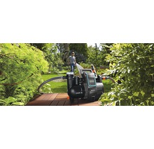 Zavlažovanie záhrady záhradným čerpadlom Gardena vonku.