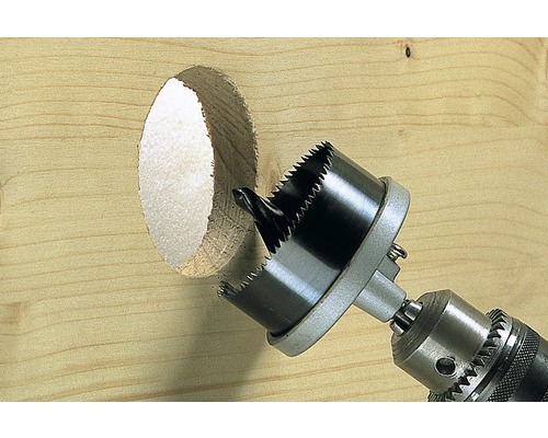 Dierovacia píla vŕta otvor do drevenej dosky