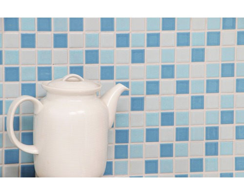 Keramická čajová kanvica na pozadí mozaikových dlaždíc