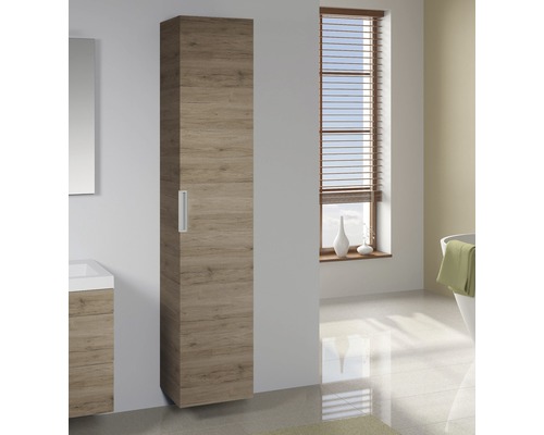 Vysoká drevená kúpeľňová skrinka s úchytkou vo svetlej kúpeľni.