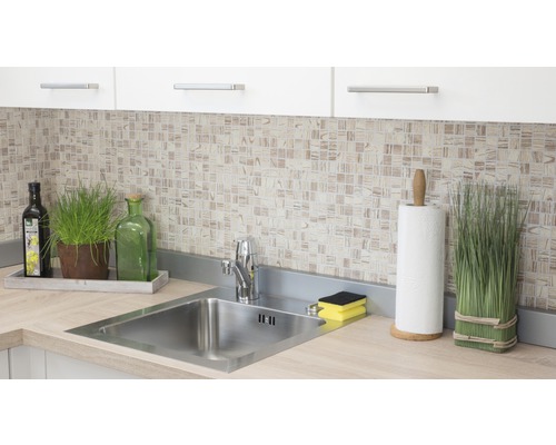 Kuchynský drez s vodovodnou batériou a doplnkami na pracovnej doske