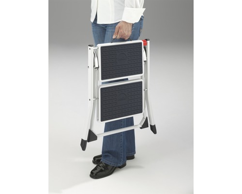 Skladacie schodíky s dvoma stupňami, ktoré nesie osoba.
