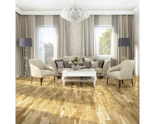 Obývacia izba s pohovkou, kreslami, konferenčným stolíkom, stojacími lampami, závesmi a drevenou podlahou