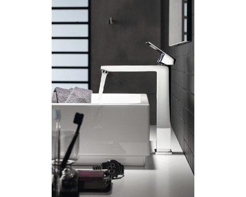 Moderná kúpeľňa s umývadlom, batériou a tečúcou vodou