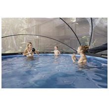 Rodina s krytom bazéna trávi čas v bazéne