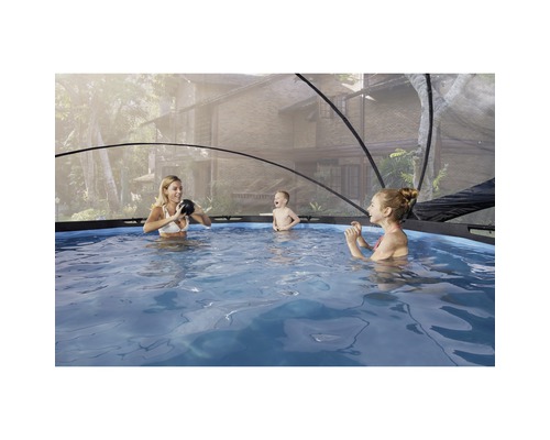 Rodina s krytom bazéna trávi čas v bazéne