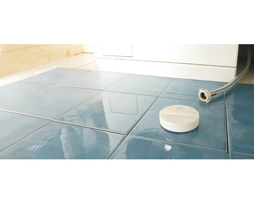 Scéna s detektorom vody, prípojkou vody a dlažbou