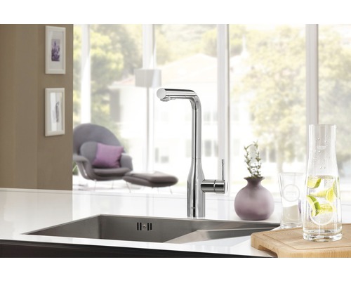 Kuchynská scéna s drezom, batériou a doplnkami