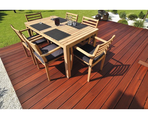 Drevená terasa so záhradným stolom a stoličkami