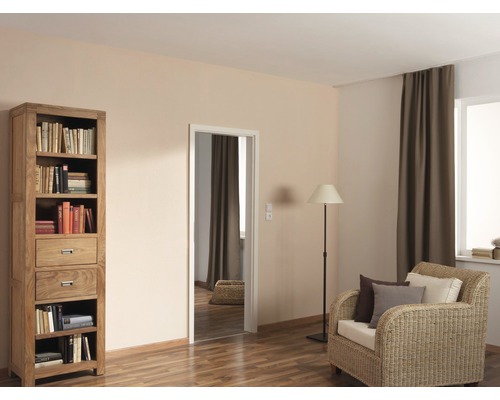 Obývacia izba s knižnicou, kreslom a stojacou lampou