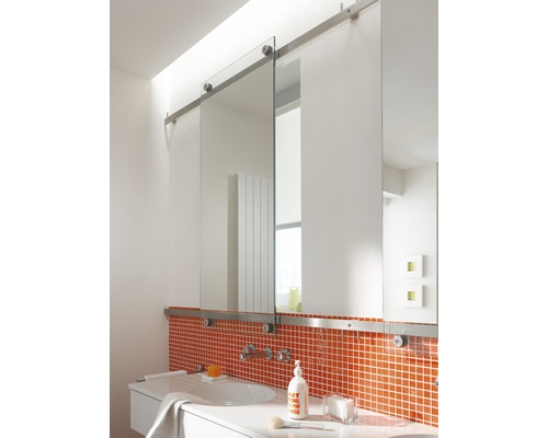 Kúpeľňa s posuvným zrkadlom, umývadlom a oranžovými mozaikovými obkladmi