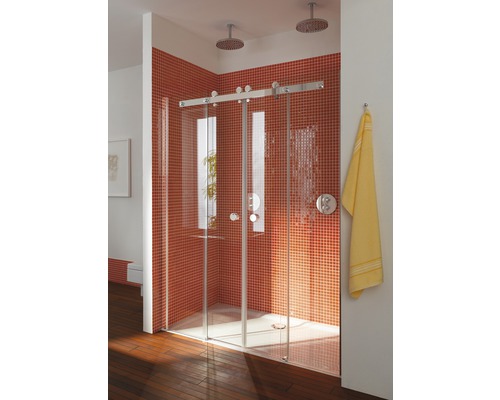 Kúpeľňa so skleneným sprchovacím kútom a červeno obloženou stenou