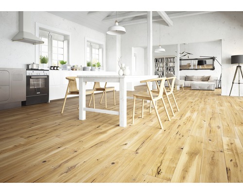 Svetlá obývacia izba s drevenou podlahou, jedálenským stolom a stoličkami