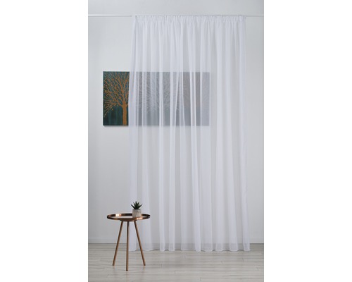 Biely záclonový záves pred stenou s obrazom a stolom