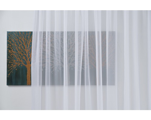 Biela záclona pred nástennou maľbou