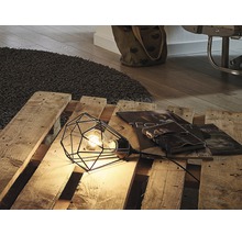 Dekoratívna lampa s geometrickým tienidlom na drevenej palete
