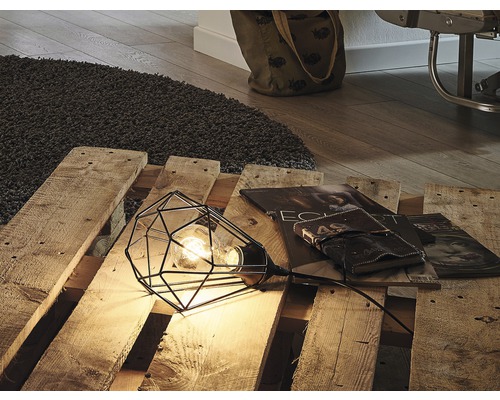 Dekoratívna lampa s geometrickým tienidlom na drevenej palete