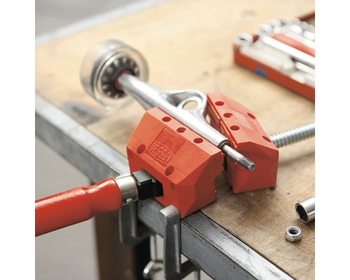 Uhlová svorka BESSEY s obrobkom na pracovnom stole