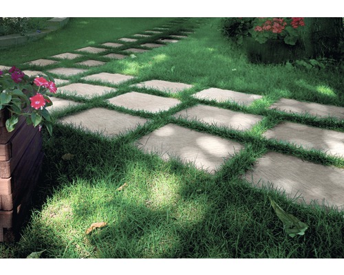 Záhradný chodník so štvorcovými kamennými doskami v tráve