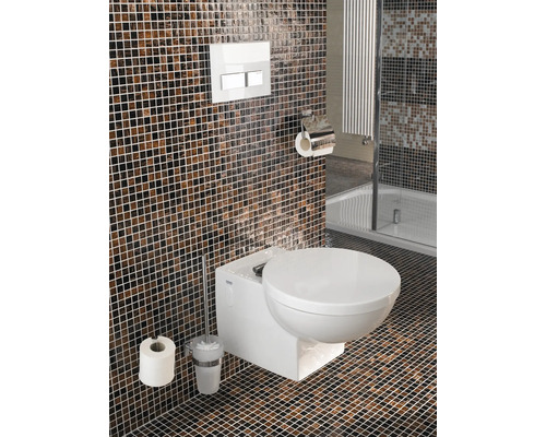 Moderná kúpeľňa s mozaikovými obkladmi, závesné WC, WC kefa, držiak na papier a ovládací panel.