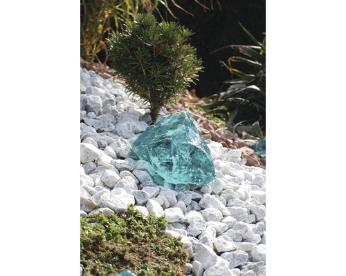 Dekoratívna záhrada s okrasnými kameňmi a skleneným prvkom