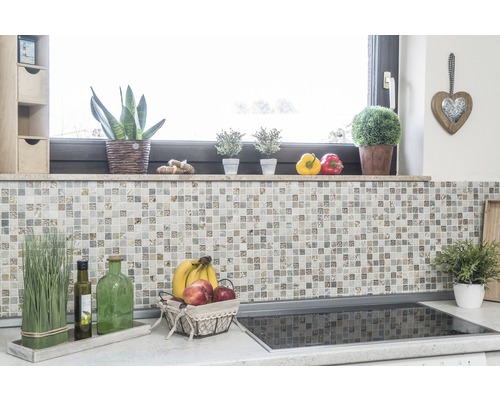 Kuchynská scéna s mozaikovou stenou, rastlinami a ovocím