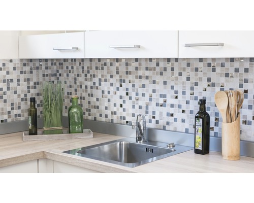 Kuchynský drez s batériou vo svetlej kuchyni s mozaikovými obkladmi