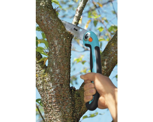 Prerezávač konárov reže konár stromu.