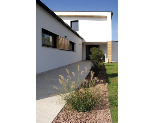 Exteriér moderného domu so záhradným chodníkom a výsadbou