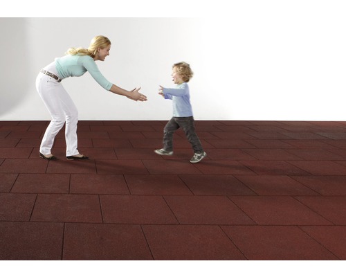 Gumová podlaha s dieťaťom a dospelým na vnútorné použitie