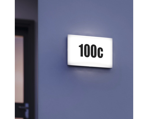 Osvetlená dverová tabuľka s číslom 100c na stene