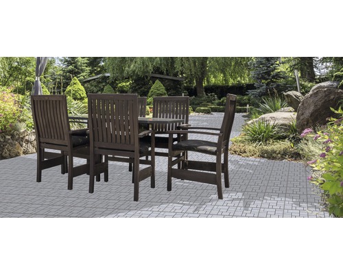 Záhradná scéna s dreveným stolom a stoličkami na terase