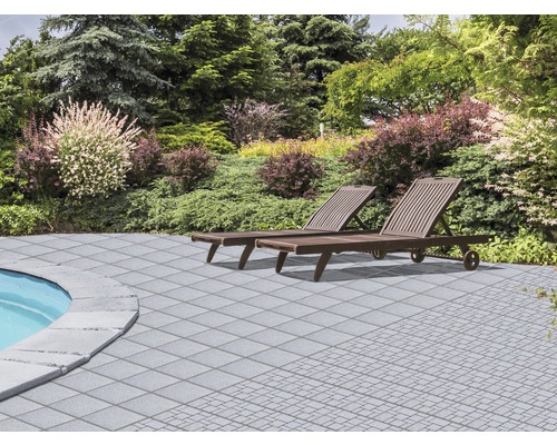 Záhrada s dvoma ležadlami a sivými terasovými dlaždicami