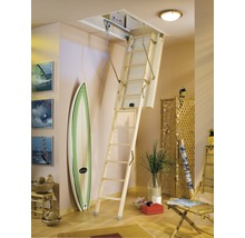 Rozložené drevené podkrovné schody v miestnosti s prázdninovou výzdobou