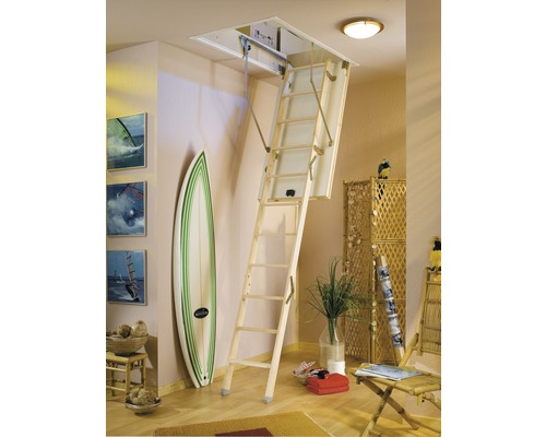 Rozložené drevené podkrovné schody v miestnosti s prázdninovou výzdobou