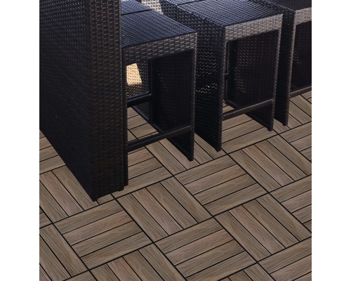 Terasa z drevených kompozitných dosiek s ratanovým nábytkom