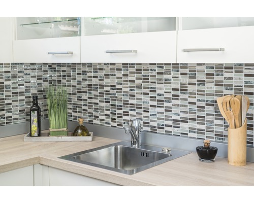 Kuchynský drez s mozaikovou stenou, kuchynské náčinie a dekorácie