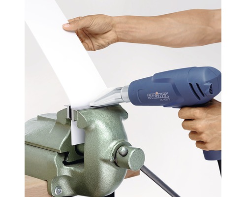 Teplovzdušná pištoľ sa používa na opracovanie obrobku v zveráku.