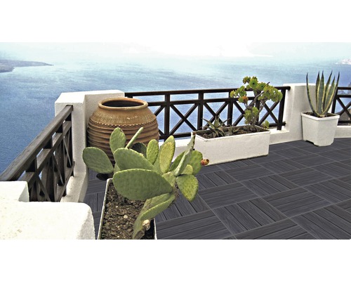 Terasa s drevenými podlahovými dlaždicami, rastlinami a výhľadom na more