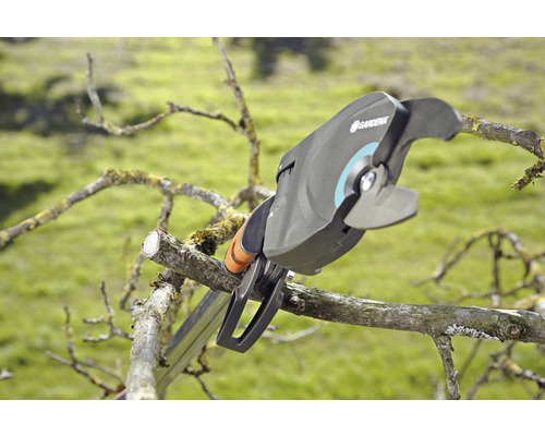 Akumulátorové nožnice na konáre Gardena strihajú konár v záhrade