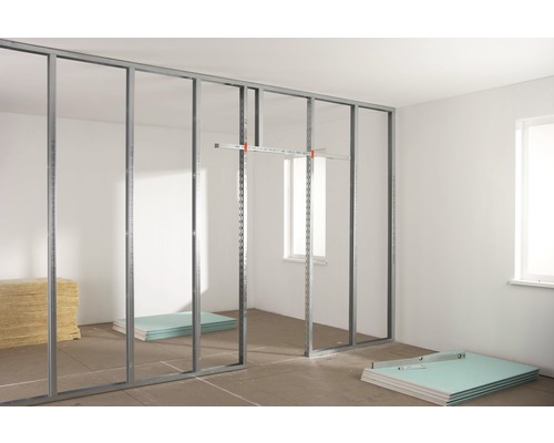 Miestnosť s kovovým rámom, izolačnou vatou a sadrokartónovými doskami