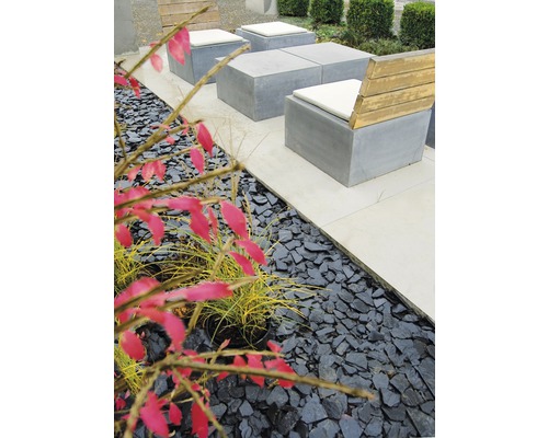 Záhradný priestor s betónovým posedením a bridlicovými kameňmi